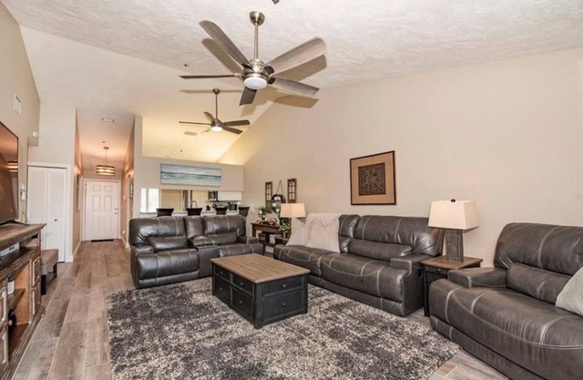Condo w a Private View, Relax in the Pool or Kayak through the Mangrove trails.n