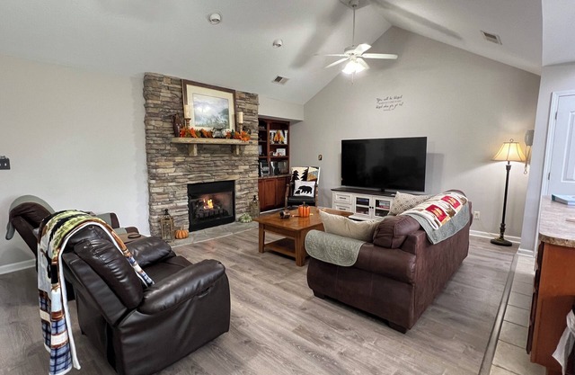 Condo w/garage close to everything just off the Parkway in Pigeon Forge, TN