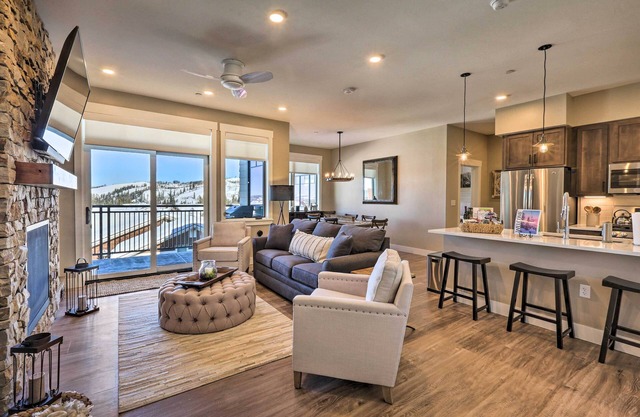 Condo w/View - 1 Block to Main St - 4 Mi to Ski!