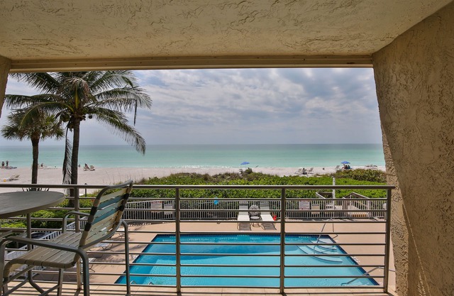Condo with a View 1: Top Floor, Oceanview!