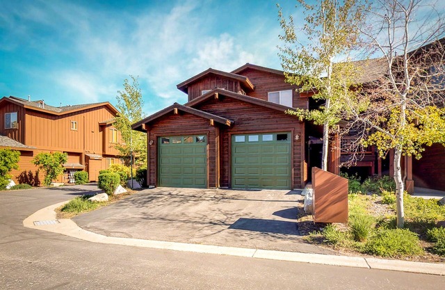 Condo with access to shared pool, sauna & gym - close to golf & lake
