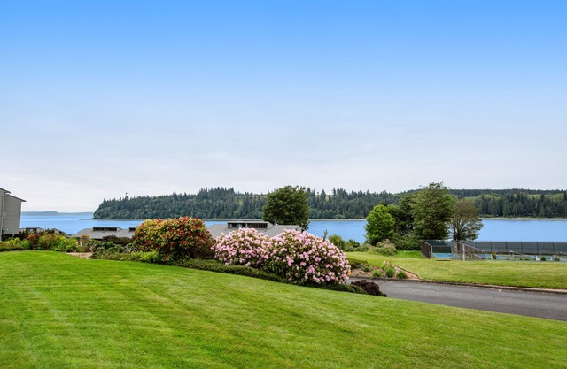 Condo with amazing bay view, lanai, pickleball, hot tub, pools, & gym