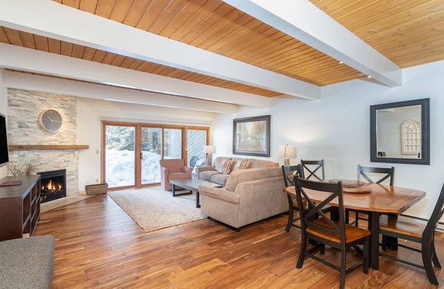 Condo with fireplace, laundry & hot tubs - walk to gondola & Main St