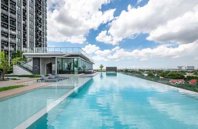 Condo with gym, pool, coworking areas, convenience store and shuttle van to BTS