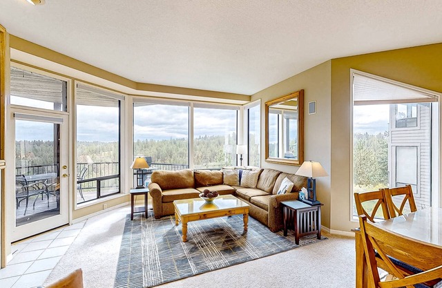 Condo with hot tub, shared pool, gas fireplace, close to outdoor recreation