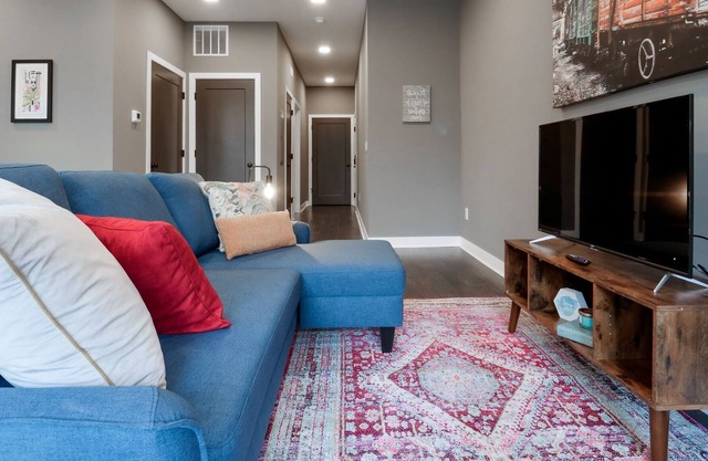 Condo with In-Suite Laundry- Mins from Downtown E6