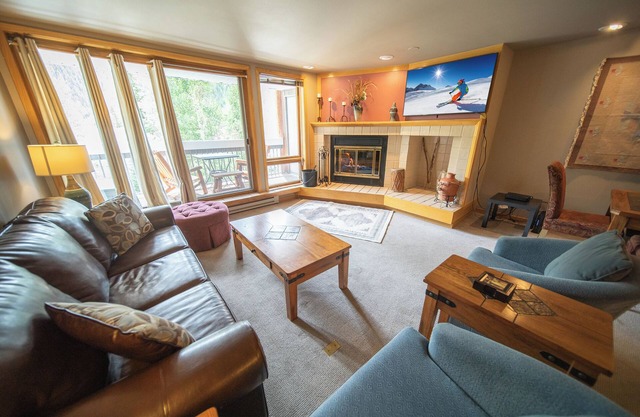 Condo with Mountain Views & pool/hot tub onsite