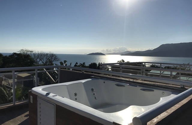 Condominium house/private jacuzzi/next to restaurants and beaches