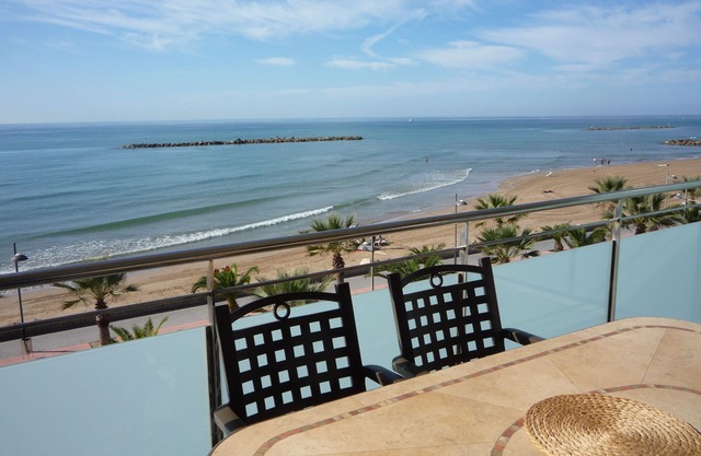 Confortable 140m2 penthouse, air-cond+park+wifi+tennis club near