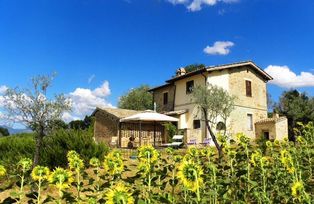 CONFORTABLE AND NICE HOUSE WITH GORGEOUS VIEW ON HILLS AND ASSISI - 8-9 PEOPLE