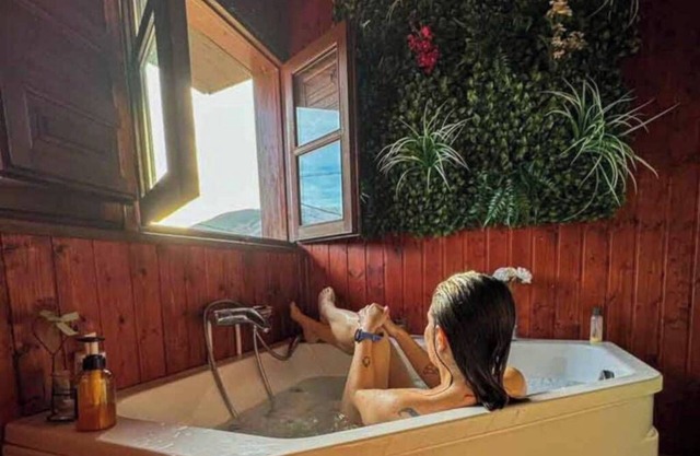 Congosta, romantic cottage with private jacuzzi in the mountains
