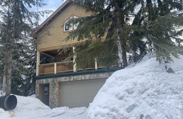 Conifer Cabin Vacation Rental at Snoqualmie Pass