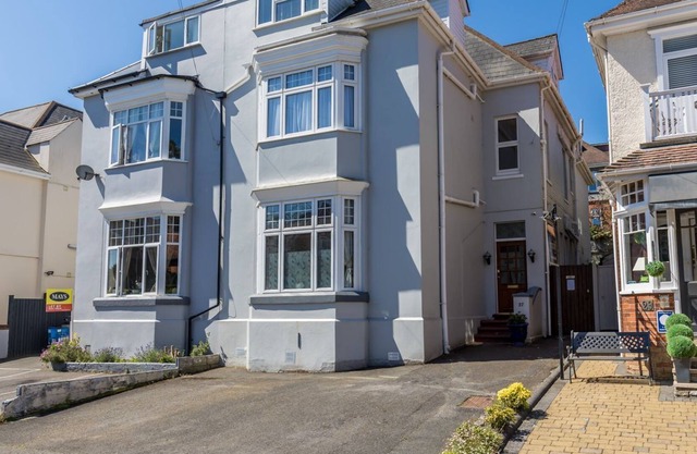 Coniston Hotel - a house that sleeps 12 guests in 6 bedrooms