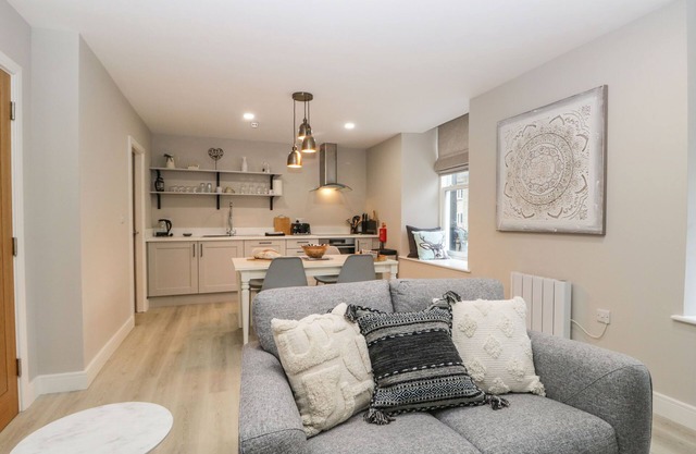 CONISTON, pet friendly, character holiday cottage in Kendal