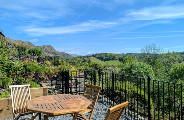 Coniston View, village cottage with gorgeous lake views