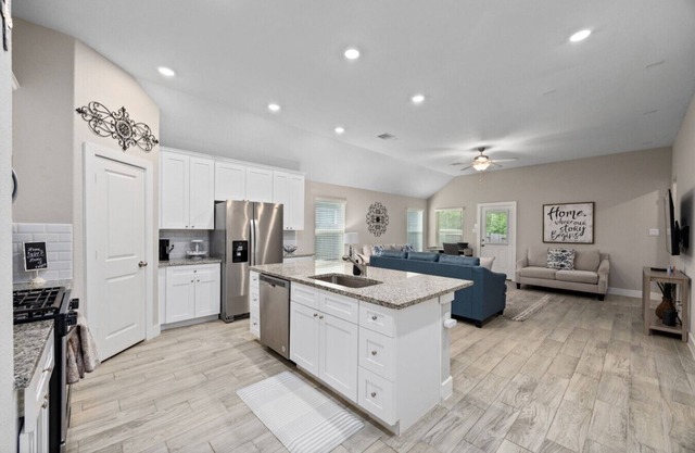 Conroe 3BR Sleeps 12 | Fenced Yard + Garage Games