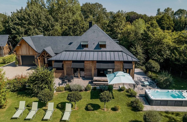 CONTEMPORARY HOUSE 6 BEDROOMS 5 BATHROOMS, SWIMMING SPA, JACUZZI, SAUNA,