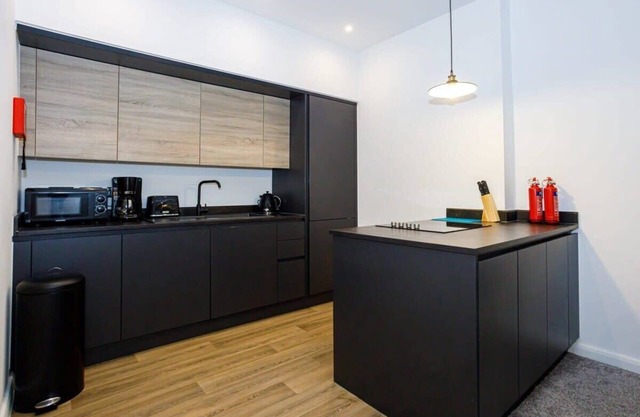 Contemporary 1 Bed Apartment, Central Bolton
