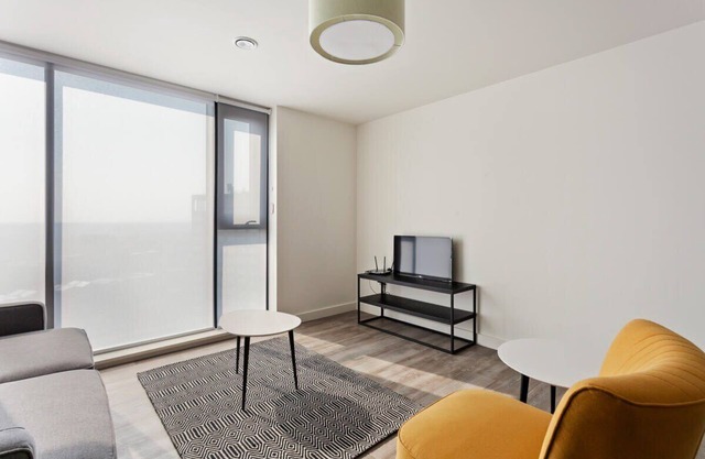 Contemporary 1BR Apartment with Amazing Views
