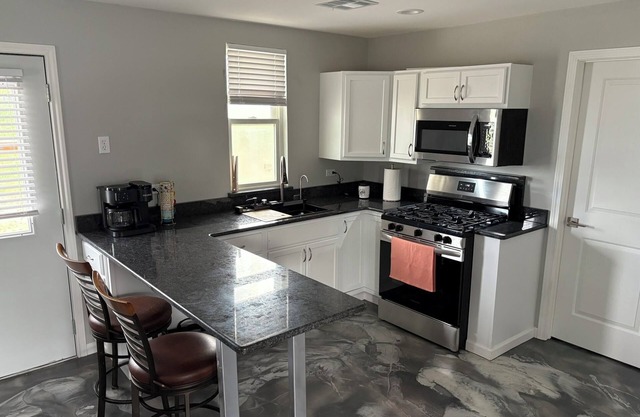 Contemporary 2-bedroom new construction cabin with WiFi, AC in Davis