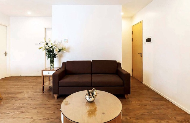 Contemporary 2BR Apartment in Central Hanoi 10059