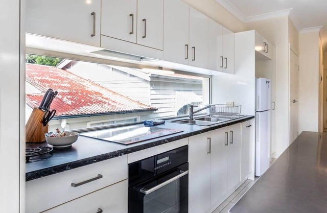 Contemporary 2BR Escape: Upper-Level Sanctuary