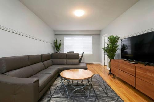 Contemporary 2BR Stylish Comfort on MTL West