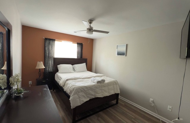 Contemporary 3-bedroom townhome with WiFi, AC in Charlotte University area