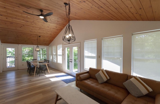 Contemporary 3-bedroom waterfront cottage