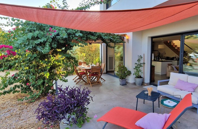 Contemporary 3-bedroom villa 10 minutes from beaches and Ajaccio