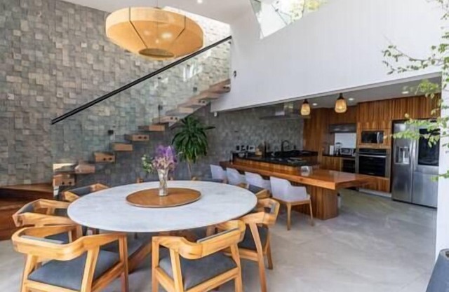 Contemporary 4 bd House Near Metropolitano Park