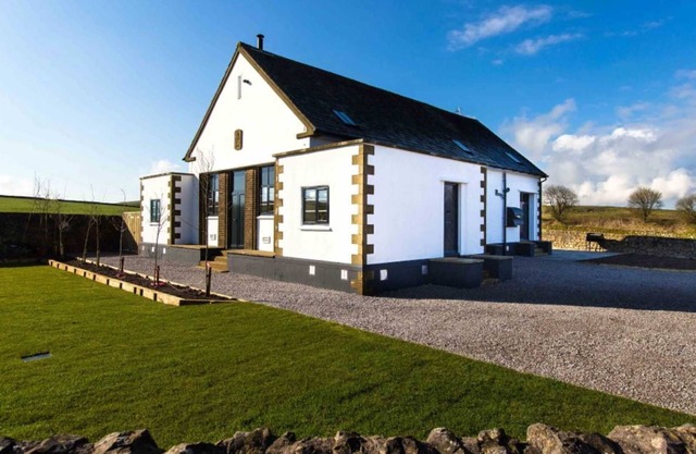Contemporary 9 bedroom holiday home, next to the High Peak & Tissington Trails.