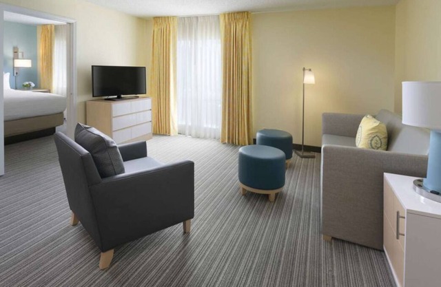 Contemporary Accommodation! Outdoor Pool, FREE Parking, Pet-Friendly Property!