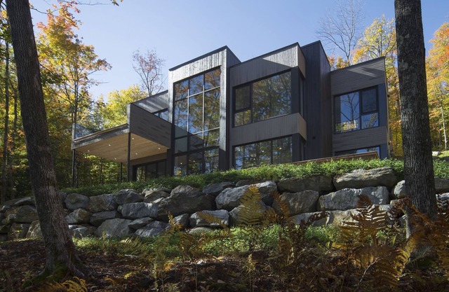 Contemporary and luxurious property on Lake Memphremagog