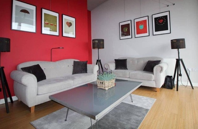 Contemporary Apartment (B) with Cosy Balcony Altrincham, 8 miles from Manchester