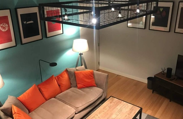 Contemporary Apartment (C) with balcony Altrincham, 8 miles from Manchester