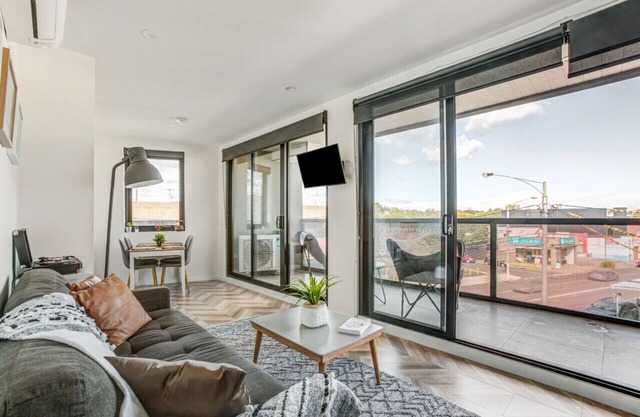 Contemporary Apt, cafes, wifi, trams & parking