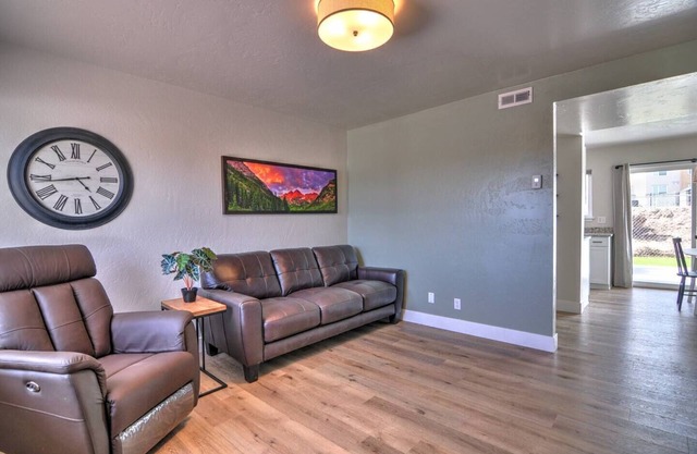 Contemporary, Clean 2 BR Townhome w/Private Patio 🐶 Friendly, Fast WiFI👨‍💻
