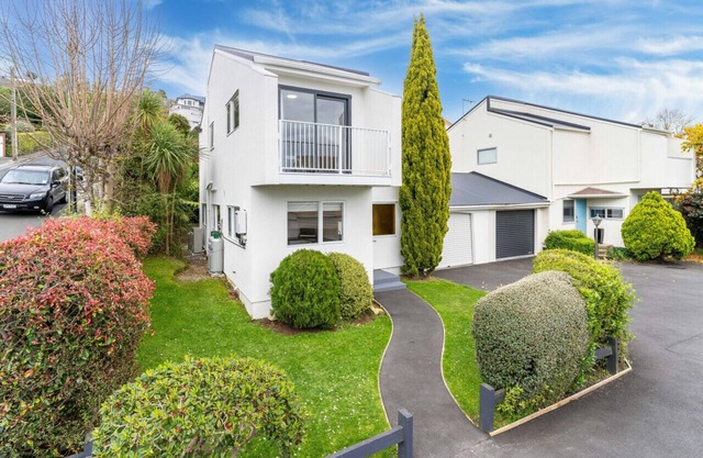 Contemporary Duplex in Roslyn