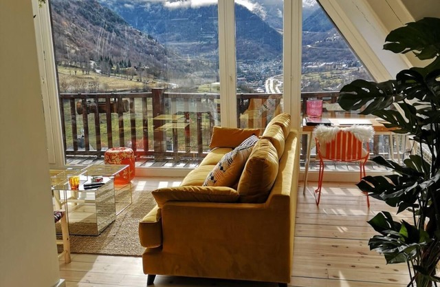 CONTEMPORARY DUPLEX WITH MOUNTAIN VIEW