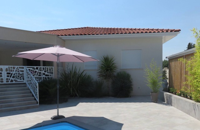 Contemporary family villa with pool - sleeps 8 - Juvignac