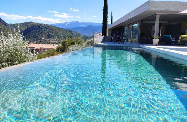 Contemporary guest rooms in the Baronnies Provençales