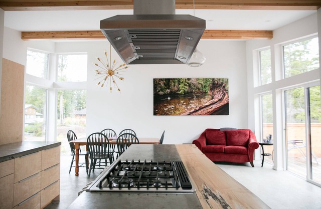 Contemporary harbour-view fishing lodge, steps from the dock & downtown Tofino