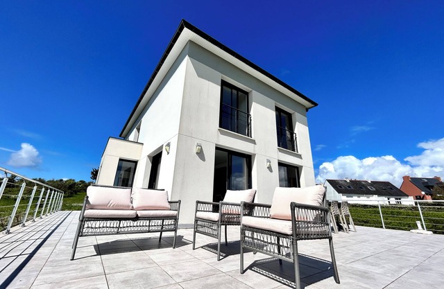 Contemporary house 160 m2, sleeps 8 to 9, stunning sea view