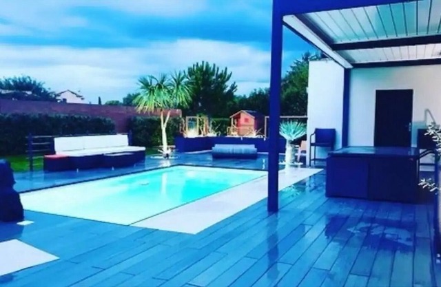 Contemporary holiday home with swimming pool