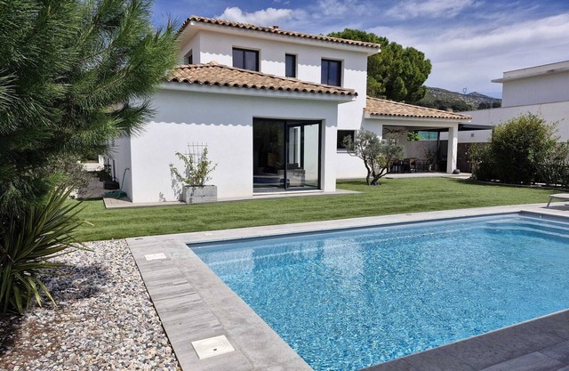 Contemporary house for summer vacations in Gémenos 150m² with swimming pool