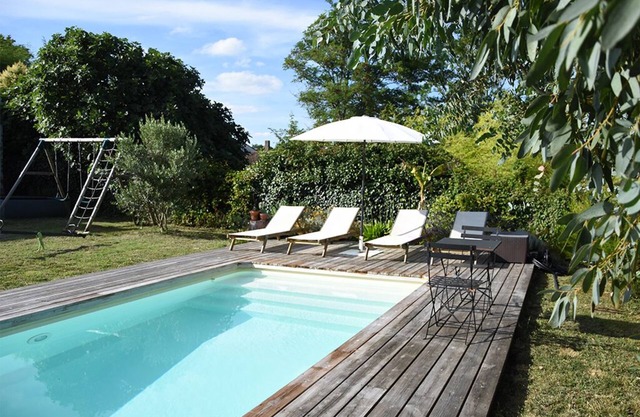 Contemporary house with pool 20 km from Bordeaux. Exceptional setting!