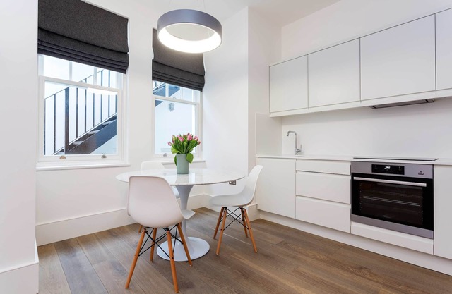 Contemporary in Swiss Cottage, by Veeve