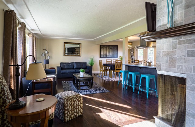 Contemporary Portland Home - 15 minutes to Everything - King Bed