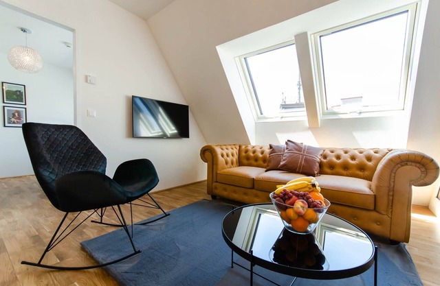 ★Contemporary & Private★ | City Views | ☀Balcony